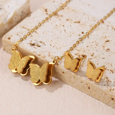 Set di gioielli con collana e orecchini in acciaio inossidabile con design a doppia farfalla per donna