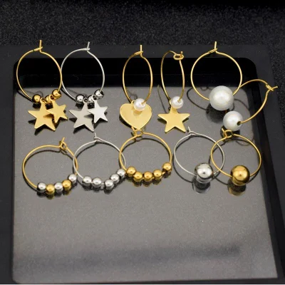 Orecchini geometrici con croce di luna e cerchio di perle realizzati in acciaio inossidabile di forma rotonda