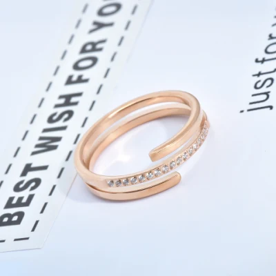 Semplice anello a nocca da donna in acciaio inossidabile con placcatura in oro rosa 18 carati, zirconi a doppio strato