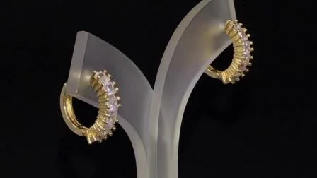 Orecchini Huggie CZ a cerchio in cristallo di perle placcate oro 18 carati in lega d'argento alla moda per le donne