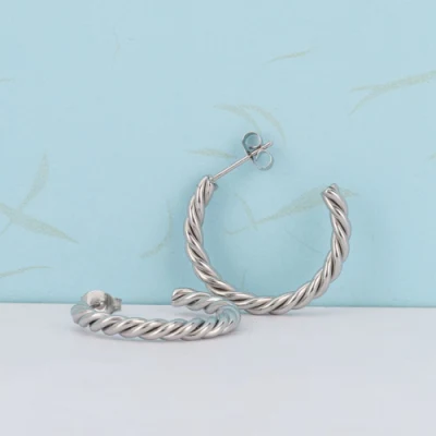 Ciondoli personalizzati di nuova moda Cerchio in acciaio inossidabile Cerchio con perno a forma di C Torsione ad anello aperto Grandi orecchini per gioielli da donna